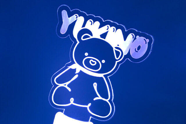 やさしい光に包まれるクマのアクリルペンライト