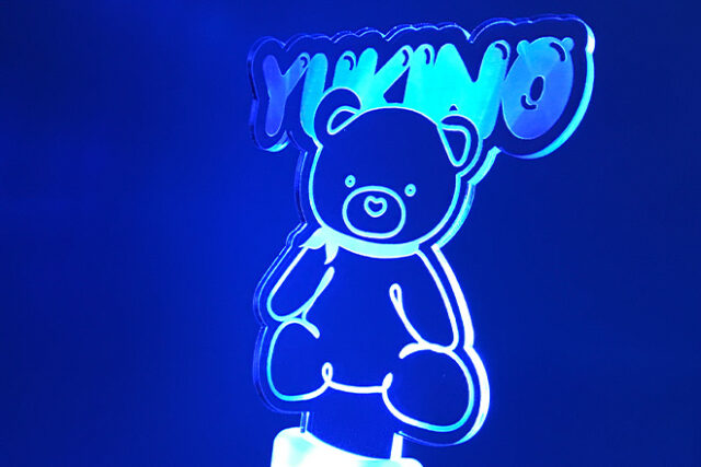 やさしい光に包まれるクマのアクリルペンライト