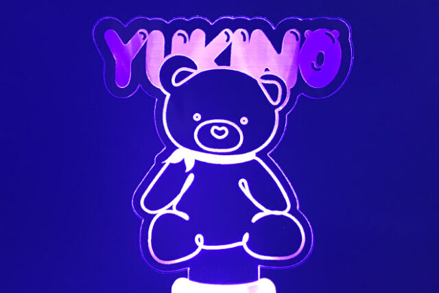 やさしい光に包まれるクマのアクリルペンライト