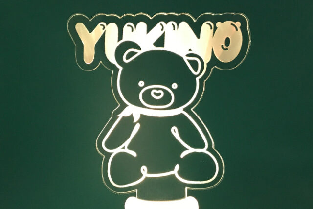 やさしい光に包まれるクマのアクリルペンライト