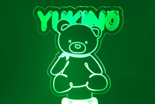 やさしい光に包まれるクマのアクリルペンライト