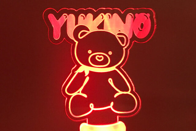 やさしい光に包まれるクマのアクリルペンライト