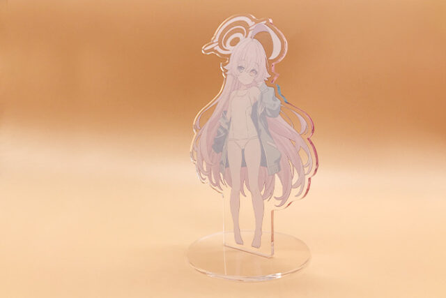 ピンク色の髪がふんわりと揺れているようなアクリルスタンド