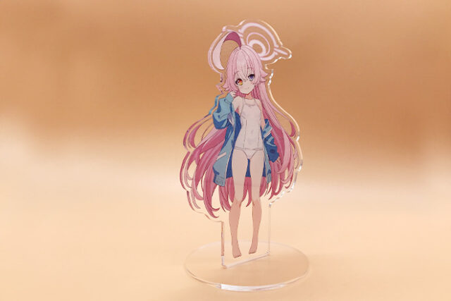 ピンク色の髪がふんわりと揺れているようなアクリルスタンド