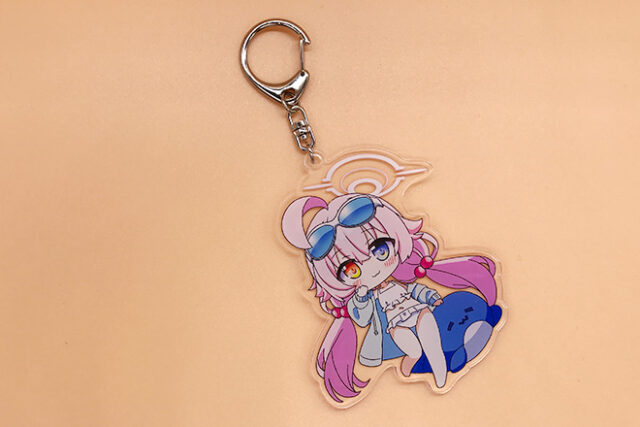 ピンクヘアの女の子と青いマスコットが癒やしを届けるアクリルキーホルダー