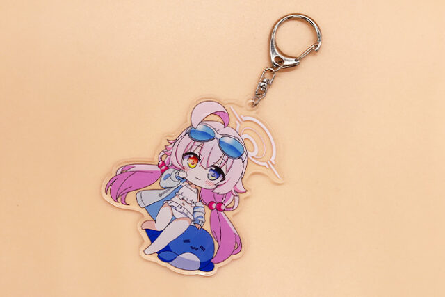 ピンクヘアの女の子と青いマスコットが癒やしを届けるアクリルキーホルダー
