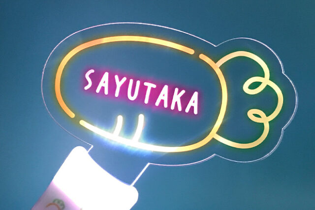 ポップなカラーと愛らしいニンジンのイラストが目を引くペンライト