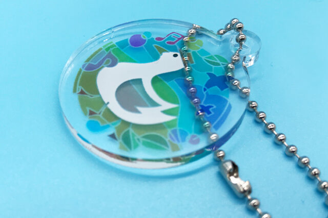 湖畔を優雅に泳ぐ白鳥をモチーフにしたアクリルキーホルダー