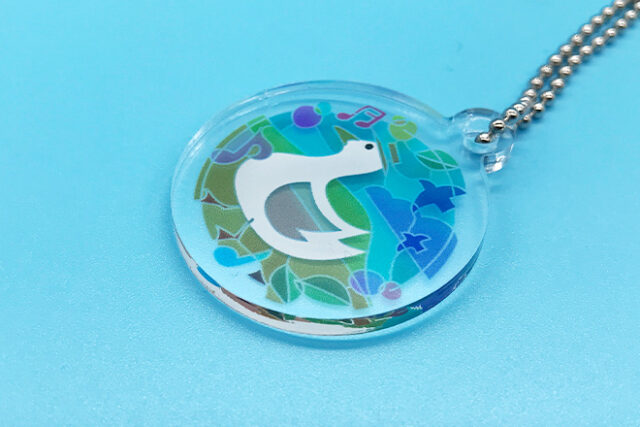 湖畔を優雅に泳ぐ白鳥をモチーフにしたアクリルキーホルダー