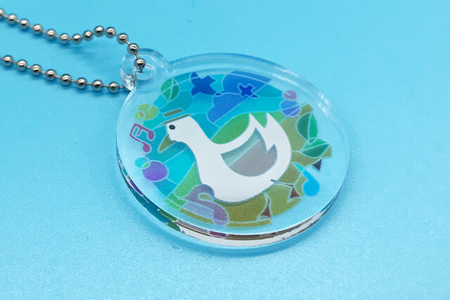 湖畔を優雅に泳ぐ白鳥をモチーフにしたアクリルキーホルダー