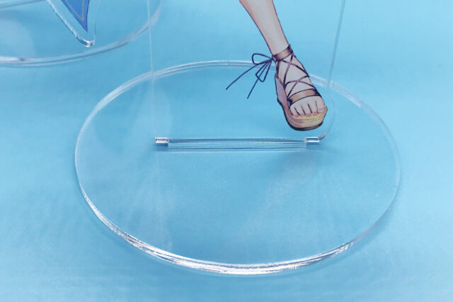 いやしと元気を届ける水着女性のアクリルスタンド