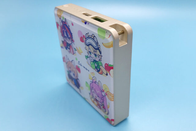 ちびキャラと果物がかわいい！両面楽しめるモバイルバッテリー