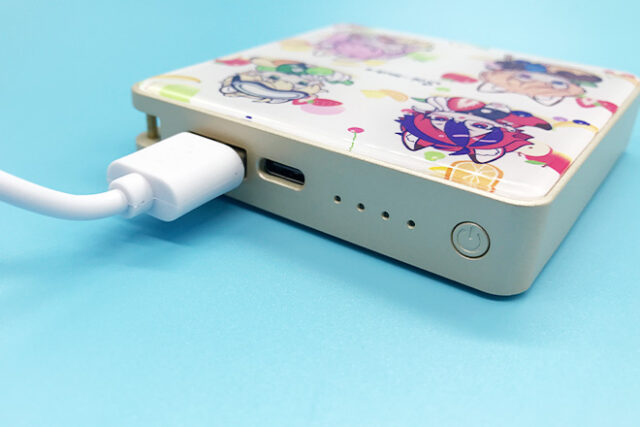 ちびキャラと果物がかわいい！両面楽しめるモバイルバッテリー