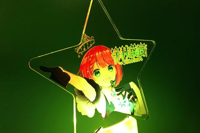 ブルーにきらめくアイドルの瞳が印象的なペンライト