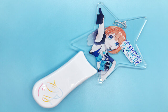 ブルーにきらめくアイドルの瞳が印象的なペンライト
