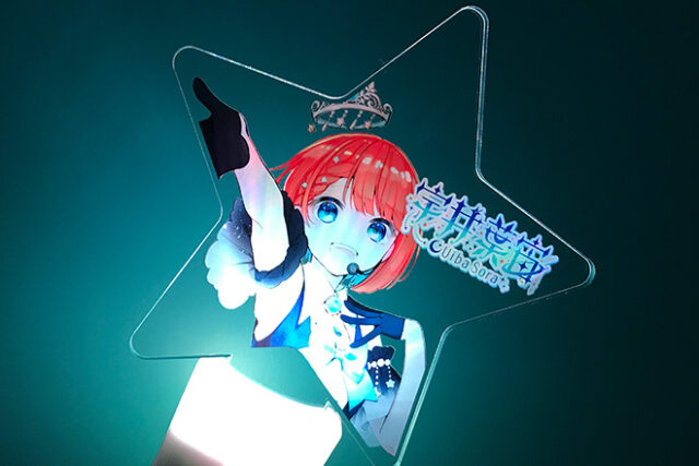 ブルーにきらめくアイドルの瞳が印象的なペンライト
