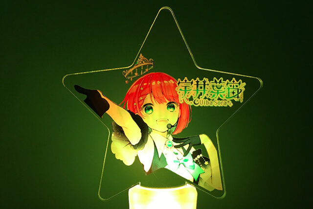 ブルーにきらめくアイドルの瞳が印象的なペンライト