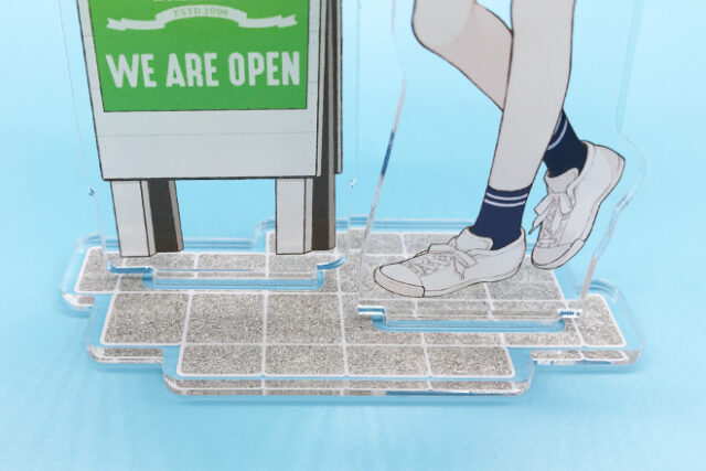 ツインテールの女の子が看板の前に立つアクリルスタンド