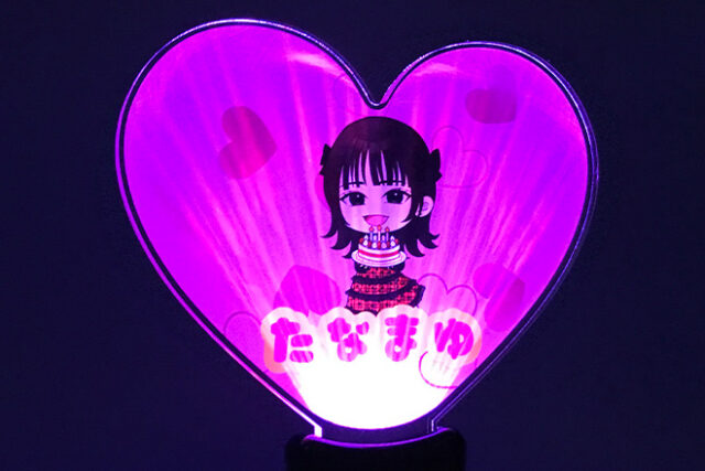 ケーキを持った女の子がかわいいハート形のペンライト