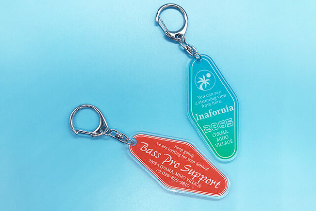 鮮やかなオレンジとブルーの2色展開が魅力のモーテルキー