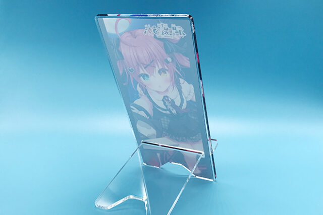 月明かりと瞳がきらめくアクリルスマホスタンド