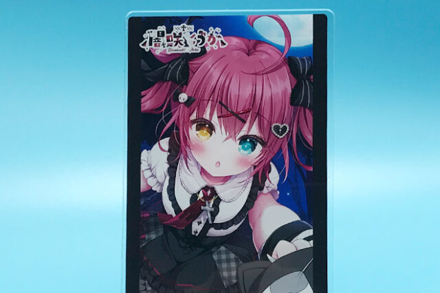 月明かりと瞳がきらめくアクリルスマホスタンド