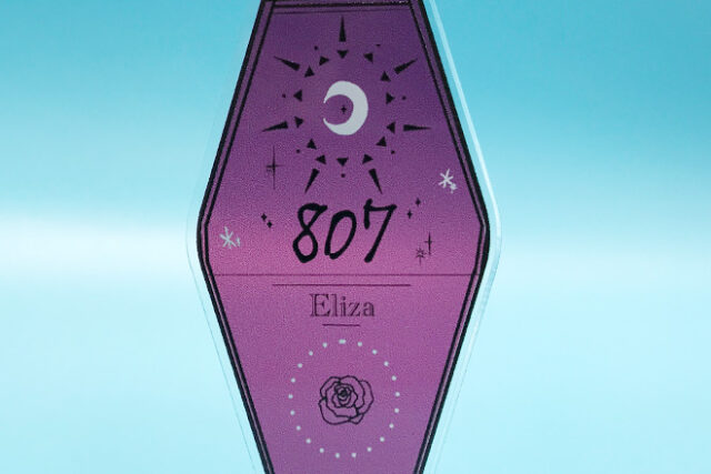 月とバラが描かれた深紫のモーテルキー