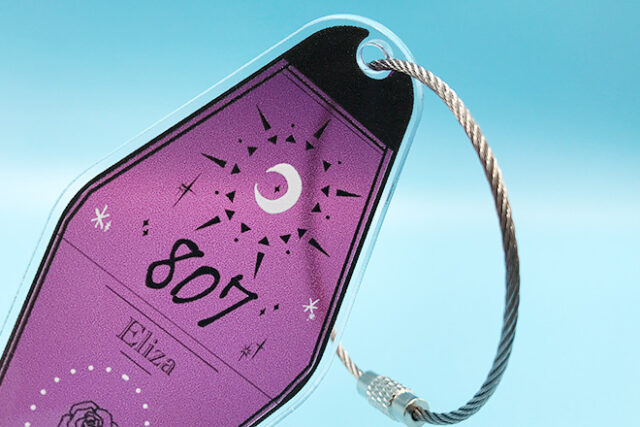 月とバラが描かれた深紫のモーテルキー