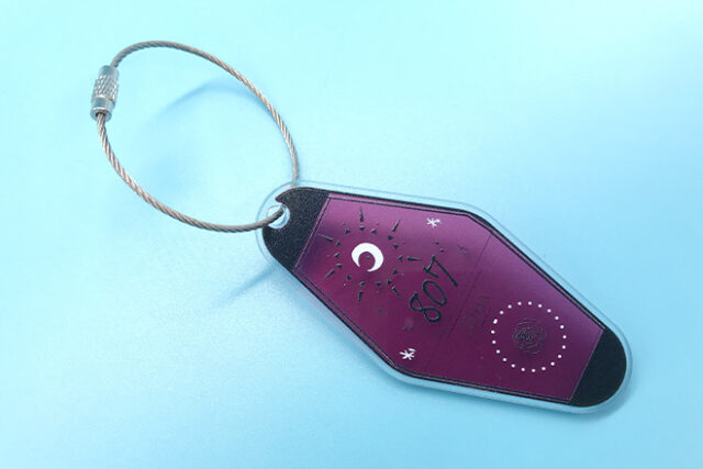 月とバラが描かれた深紫のモーテルキー