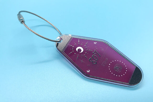 月とバラが描かれた深紫のモーテルキー