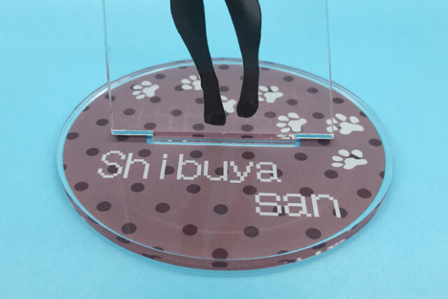 猫耳女子のかわいいポーズが映えるアクリルスタンド