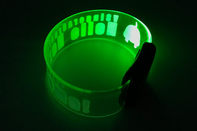 白と水色のコントラストが美しく光るライトバングル