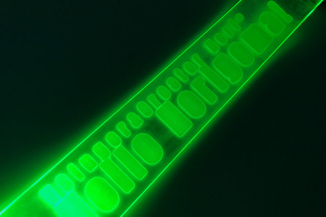 白と水色のコントラストが美しく光るライトバングル