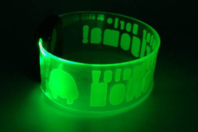 白と水色のコントラストが美しく光るライトバングル