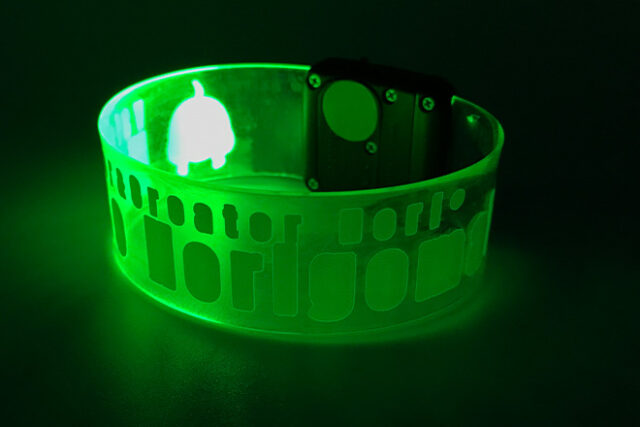 白と水色のコントラストが美しく光るライトバングル