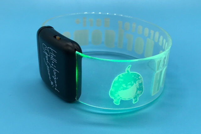 白と水色のコントラストが美しく光るライトバングル