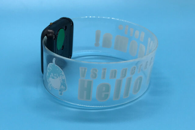 白と水色のコントラストが美しく光るライトバングル