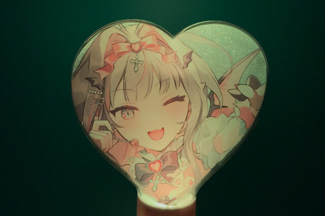 弾ける笑顔が光る！ハート型立体ペンライト