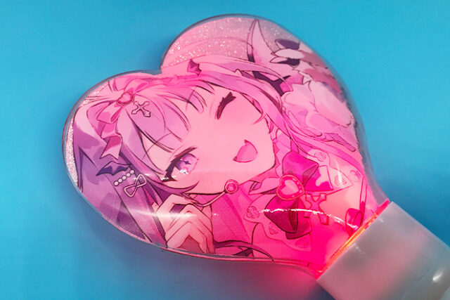 弾ける笑顔が光る！ハート型立体ペンライト