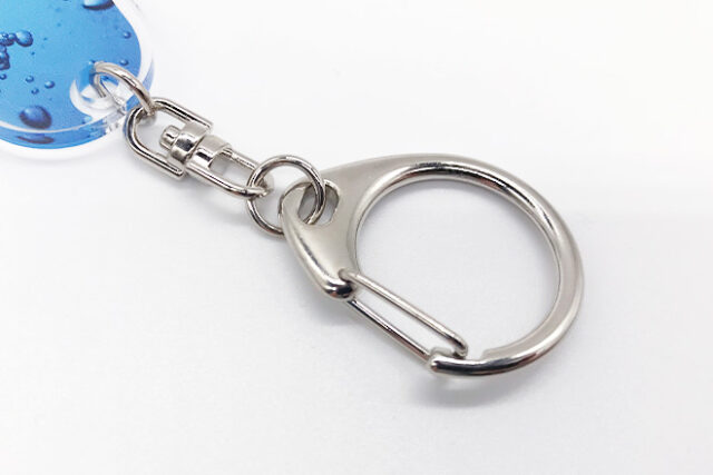 サメと気泡が漂う海の世界を切り取ったモーテルキー