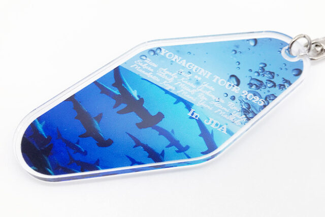 サメと気泡が漂う海の世界を切り取ったモーテルキー