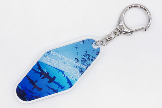 サメと気泡が漂う海の世界を切り取ったモーテルキー