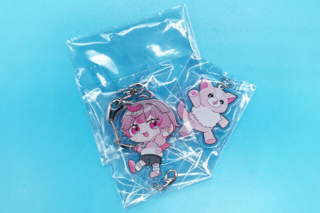 元気な笑顔とふわもこキャラがかわいい連結アクリルキーホルダー