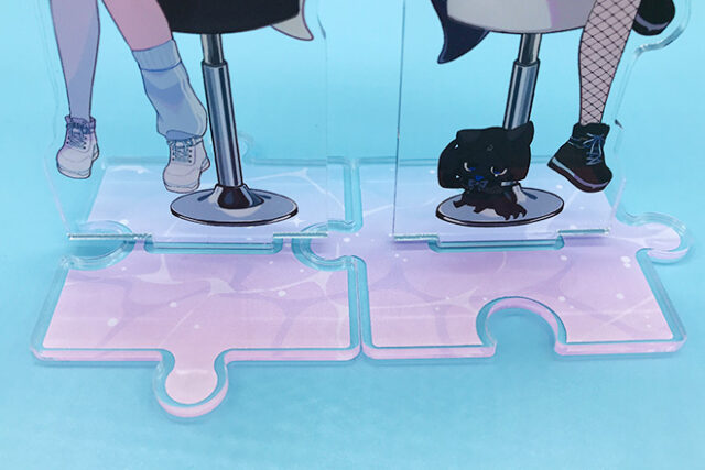 対照的な二人が彩るアクリルスタンド（プレートタイプ）