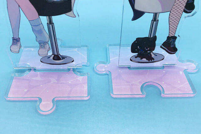 対照的な二人が彩るアクリルスタンド（プレートタイプ）