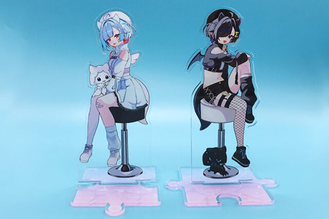 対照的な二人が彩るアクリルスタンド（プレートタイプ）