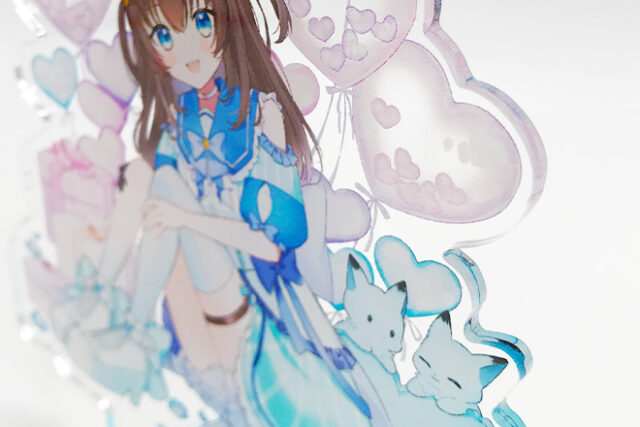 猫とハートに囲まれた女の子のアクリルスタンド（プレートタイプ）