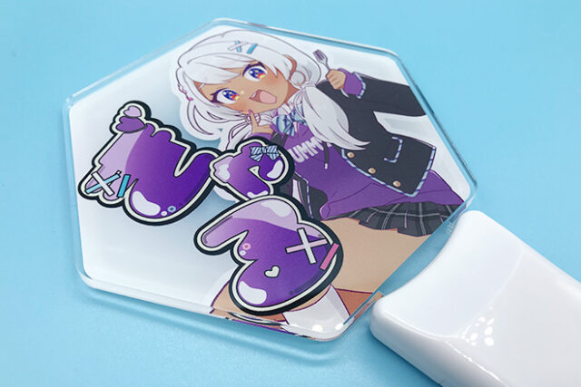 ギャルの笑顔がかわいいアクリルペンライト