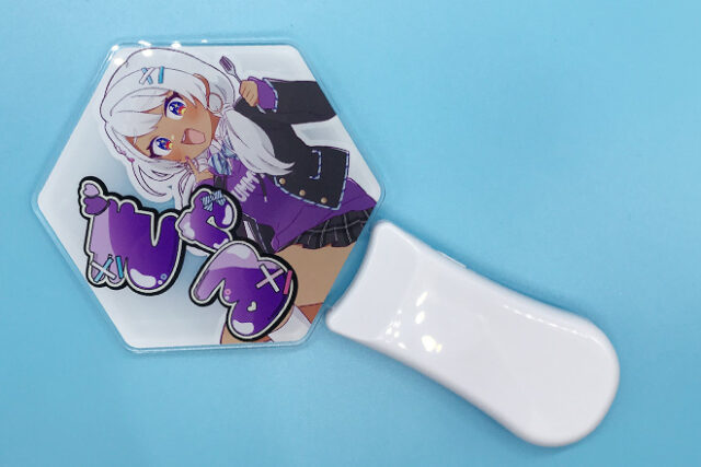 ギャルの笑顔がかわいいアクリルペンライト