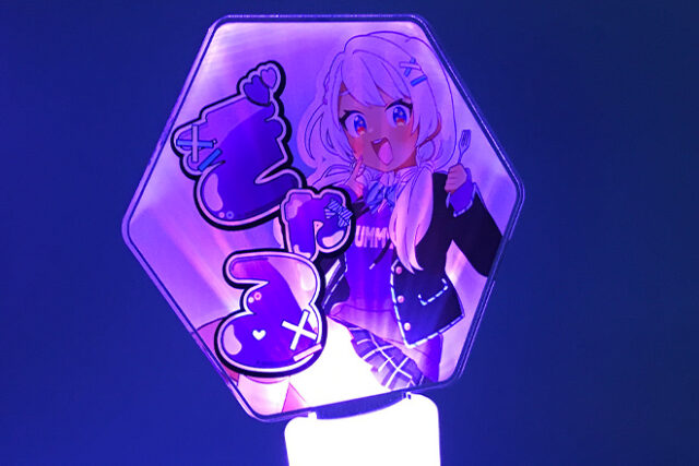 ギャルの笑顔がかわいいアクリルペンライト